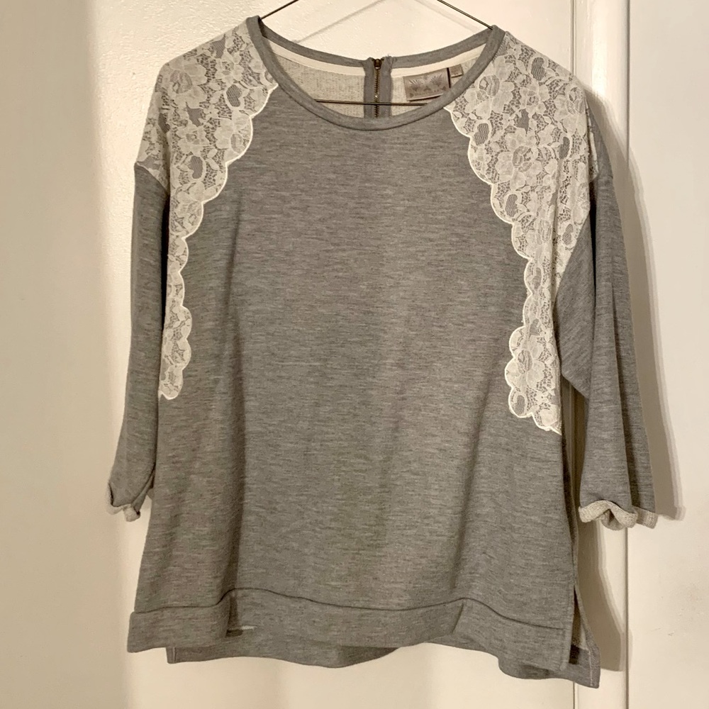 2X grey sweatshirt with white lace